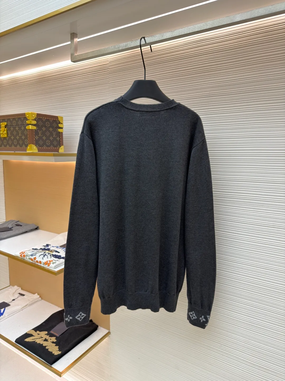 LOUIS VUITTON cuff jacquard cashmere sweater ●Original version: Purchased and developed for 15100 ●Item number: 1681848-A75 ●Fabric: wool blended fabric ●Technology: jacquard knitting ●Color: gray ●Type: fitted version ●Weight: about 370 grams ●Size: S-M-L-XL ●Description: Made of 55% cashmere fabric with 45% cotton. The fabric is soft and comfortable and does not cling to the upper body. The three-dimensional and stylish version can be worn outside or as a base layer. The fabric is washed frequently to fix the pattern and color. The jacquard is made of professional point jacquard on wool looms imported from Germany, and is reproduced from the original 1:1 scanned pattern. This round-neck pullover is made of soft cashmere in trendy tones and features Monogram elements on the ribbed knitted cuffs. It goes well with a variety of looks. The overall wiring is straight and delicate, the fabric is comfortable and soft, and the color is consistent without color difference. It can be matched with the same style to create a fashionable look and control various occasions. Customized accessories, complete with three standards, same style for men and women!